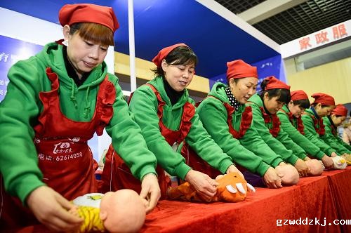 “注水”证书搅浑家政市场，育儿嫂寻求“足金”培训