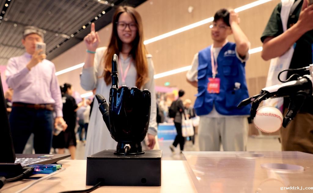 从“表演型”到“实用型”：中国人形机器人商业化落地探索提速